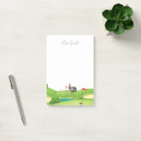Golfer Woman est sur l'herbe verte du terrain de g