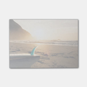 Post-it® La planche de surf s'étend sur la plage pendant