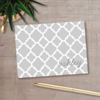 Motif de Quatrefoil gris avec police manuscrite No