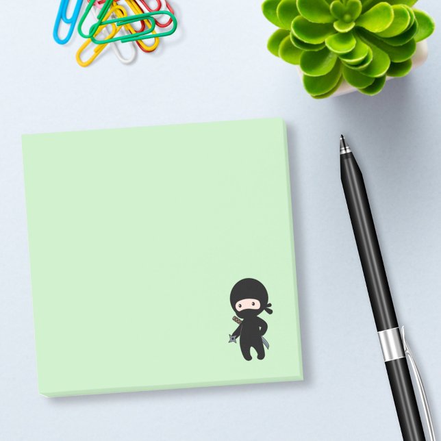 Post-it® Tiny Ninja Holding Throwing Star sur Green (Créateur téléchargé)