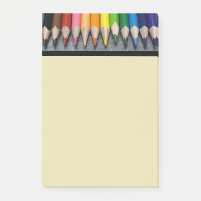 Post-it® Une rangée de crayons colorés. (Devant)