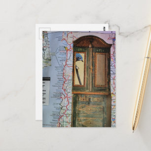Postale Carte avec oiseau dans un collage de commode
