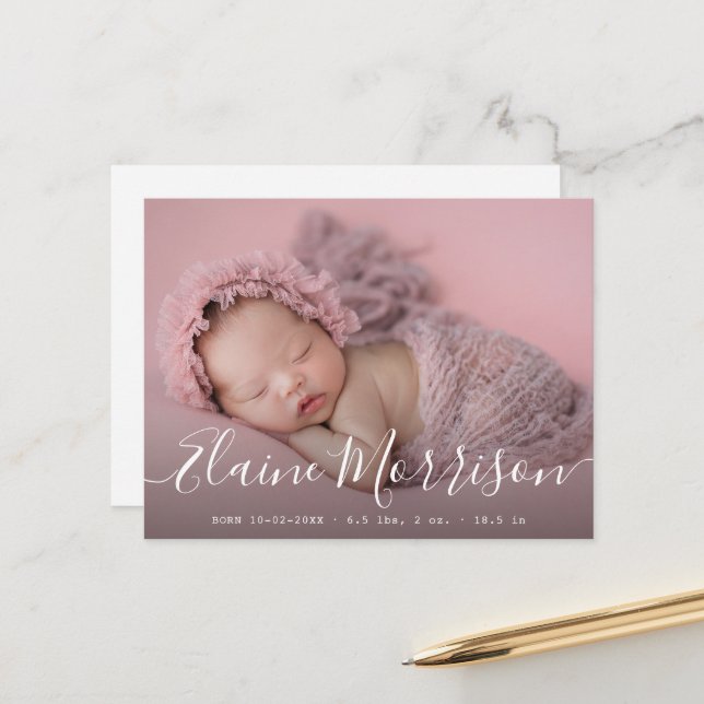 Postale carte de faire-part de naissance de bébé à script  (Devant/Arrière en situation)
