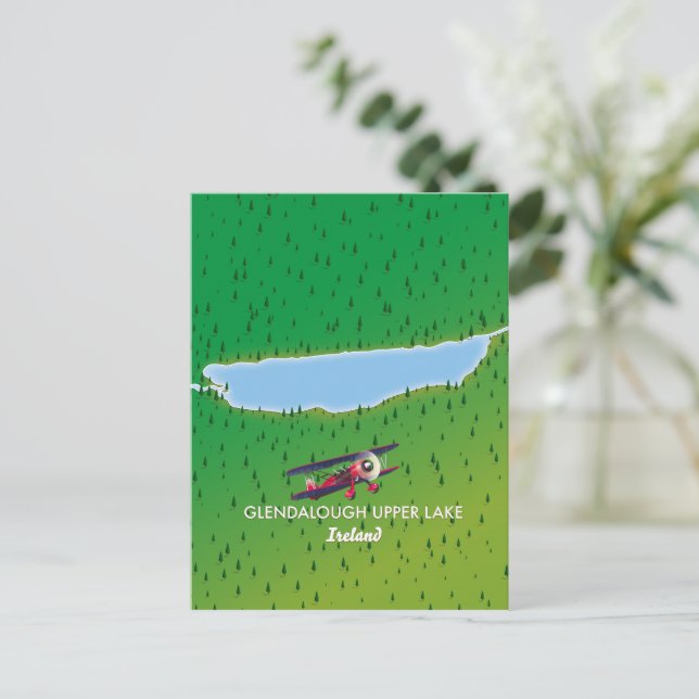 Postale carte du lac supérieur de Glendalough en Irlande (Debout devant)