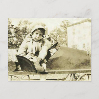 Postale Mignonne fille dans une voiture à pédales carte po