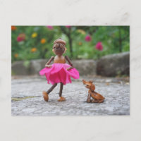 Une elfe de maïs en robe rose avec une carte posta