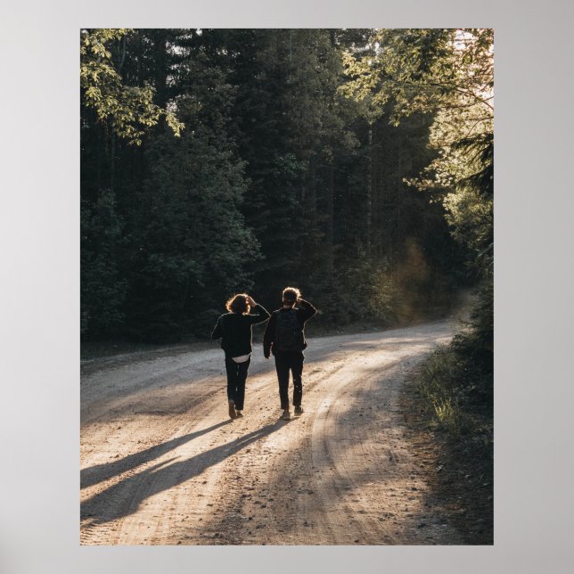 Poster 2 femmes marchant sur la route entre les arbres da (Devant)