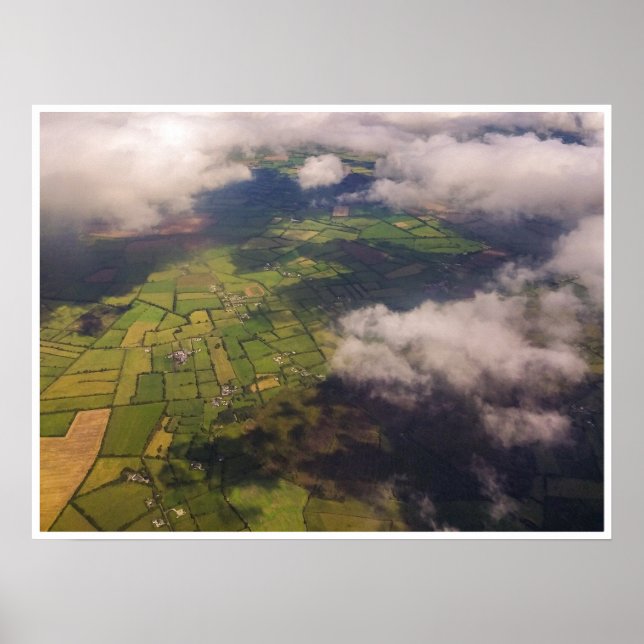 Poster Aerial Patchwork of Irish Farmland and Clouds (Devant)
