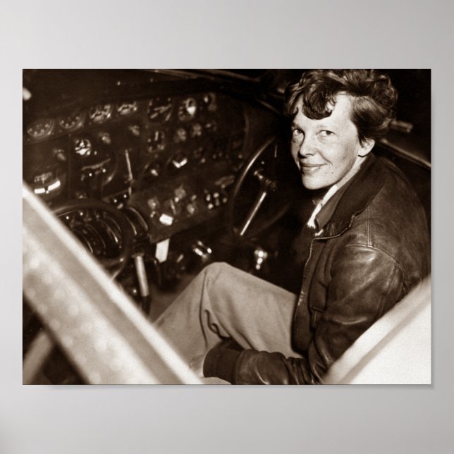 Poster Amelia Earhart Assis Dans Le Cockpit De L'Avion (Devant)