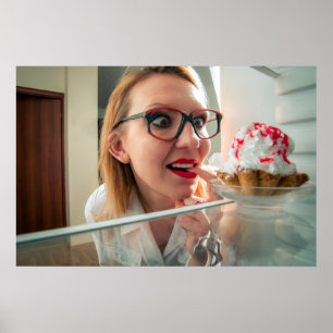 Poster Amusante fille regardant dans le réfrigérateur