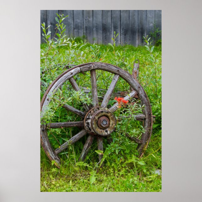 Poster Ancienne roue de wagon dans la vieille ville histo (Devant)