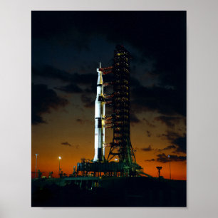 Poster Apollo 4 Saturn V Rocket sur Launchpad - 1967