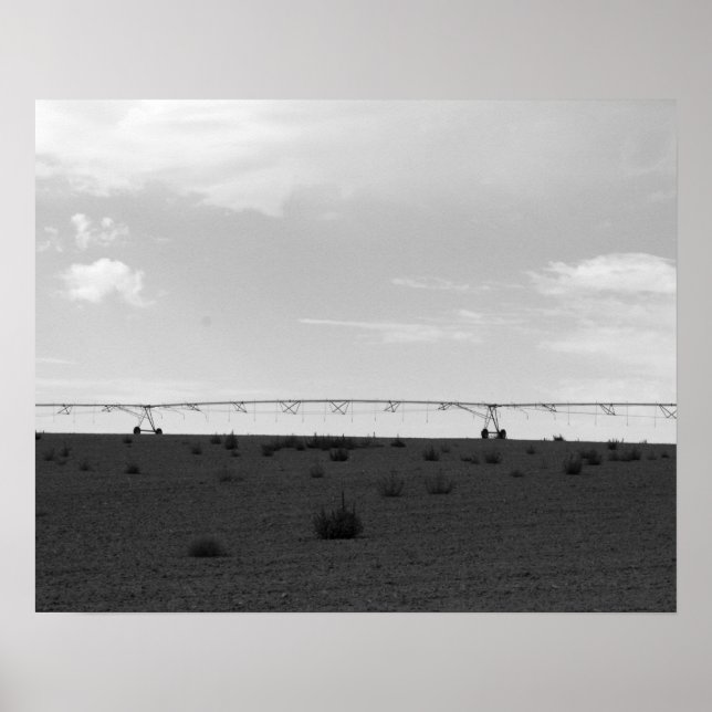 Poster Arroseur d'irrigation de ferme noir et blanc sur u (Devant)