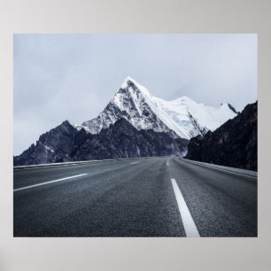 Poster Asphalt Road devant Snow Mountain