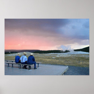 Poster Attente du geyser Old Faithful au coucher du solei