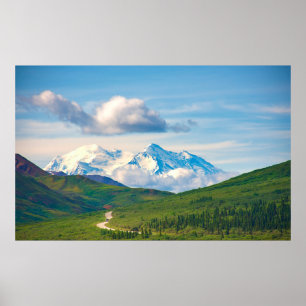 Poster Avec ses immenses montagnes et entouré d'une merve