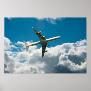 Poster Avion à réaction montant dans des nuages