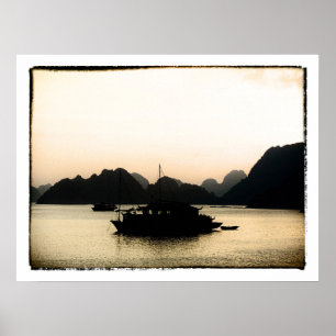 Poster Baie d'Halong et coucher de soleil d'or, Vietnam
