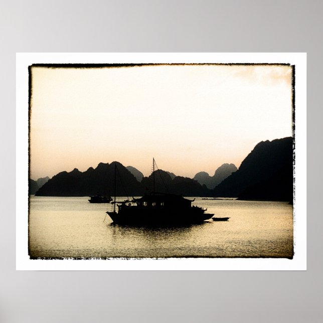 Poster Baie d'Halong et coucher de soleil d'or, Vietnam (Devant)