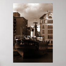 Bateau En Acier Devant Les Maisons