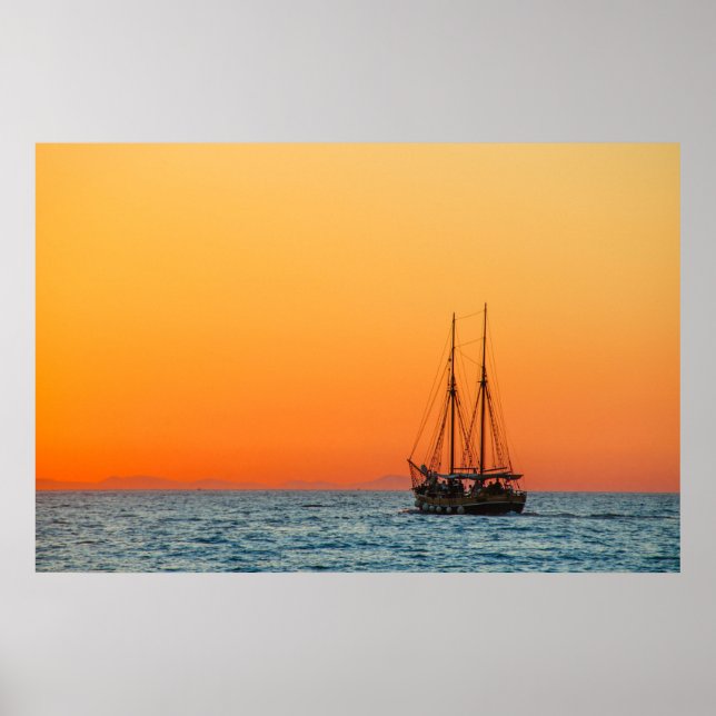 Poster Bateau Sur Méditerranée au coucher du soleil (Devant)