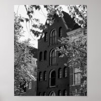 Bâtiment historique noir et blanc à Amsterdam