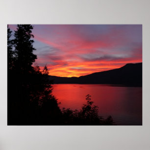 Poster Beau lever de soleil rouge au-dessus d'un lac