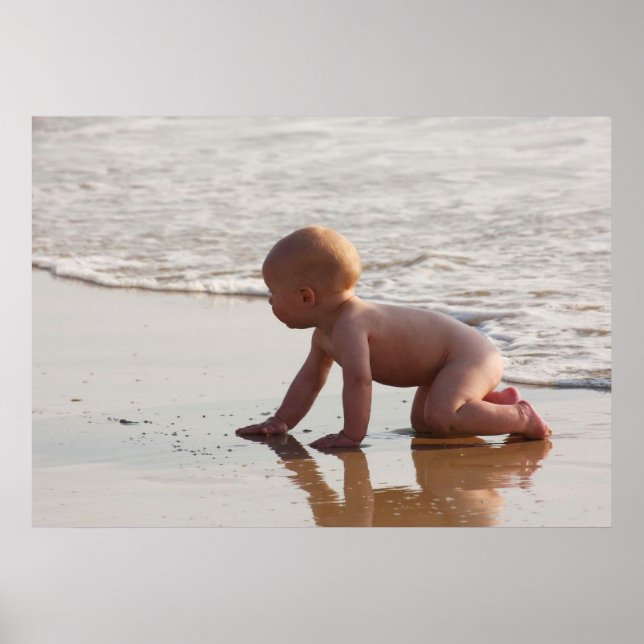Poster Bébé jouant dans le sable sur la plage (Devant)