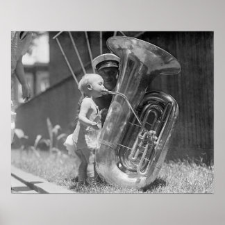 Poster Bébé jouant du tuba, 1923. Photo vintage