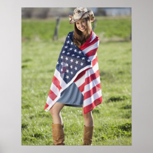 Poster Belle cowgirl enveloppée dans le drapeau américain