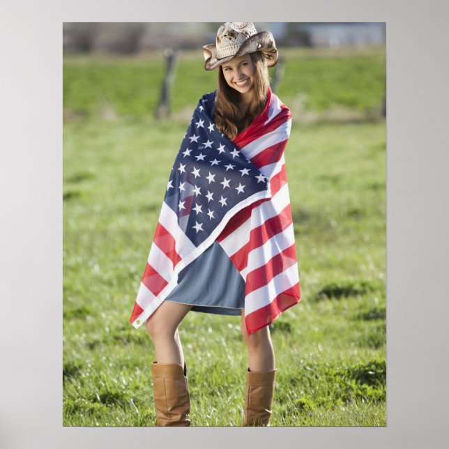Poster Belle cowgirl enveloppée dans le drapeau américain (Devant)