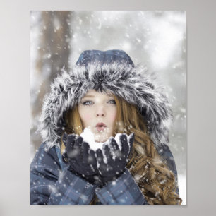 Poster Belle fille en manteau d'hiver avec neige