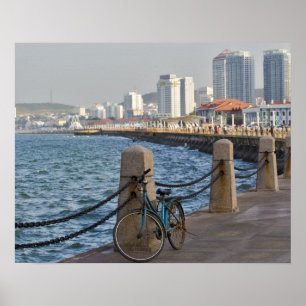Poster Bicyclette au bord de l'eau avec la skyline de la 
