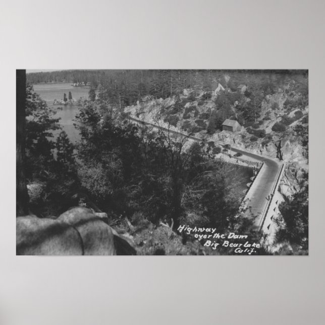Poster Big Bear Lake, CA Highway au-dessus du barrage (Devant)
