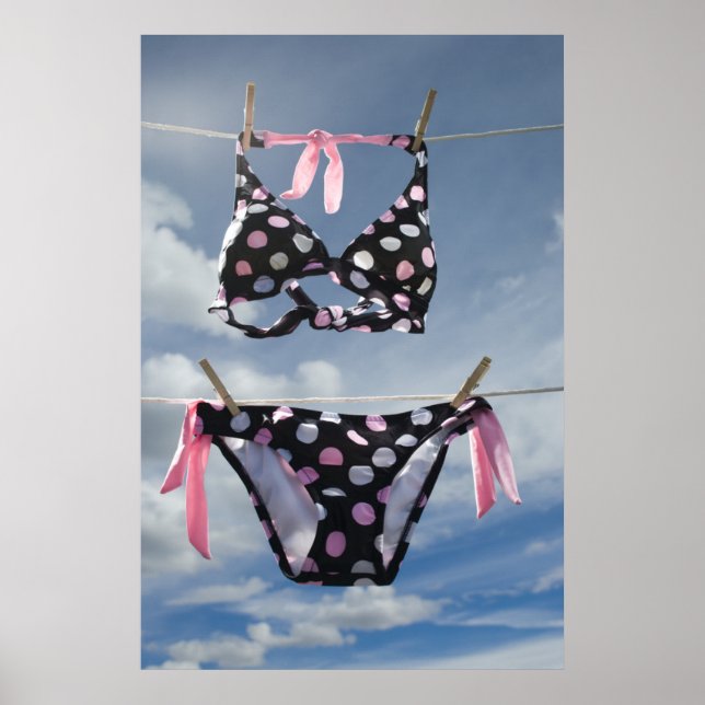 Poster Bikini Accroché Sur Une Ligne De Clothèse (Devant)