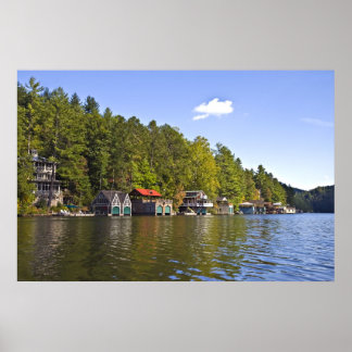 Poster Boathouses sur un magnifique lac