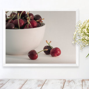 Poster Bol de cerises rouges fraîches dans des tons feutr