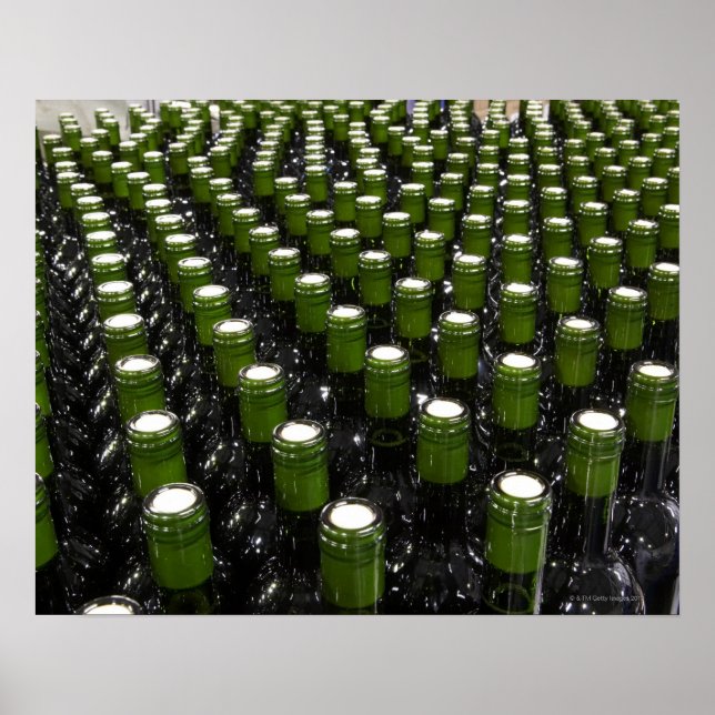 Poster Bouteilles de vin de verre dans une usine de boute (Devant)