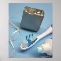 Brosse à dents, dentifrice et soie dentaire.