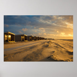 Poster Cabanes de plage au coucher du soleil sur la côte 