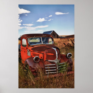 Poster Camion rouille orange Dodge avec ferme abandonnée