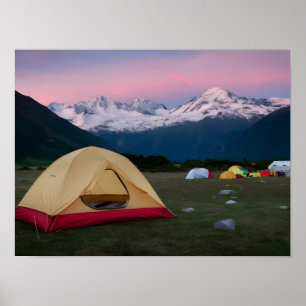 Poster Camp de tourisme de montagne avec tente au premier