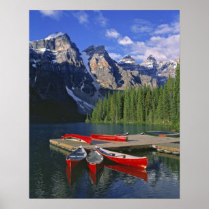 Poster Canada, Alberta, lac Moraine. Des canoës rouges at