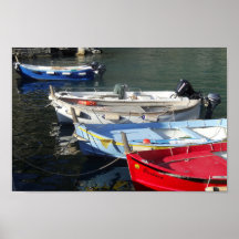 Canots multicolores sur la jetée