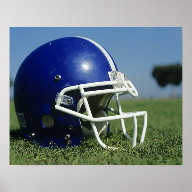 Poster Casque de football américain dans l'herbe, gros pl (Devant)