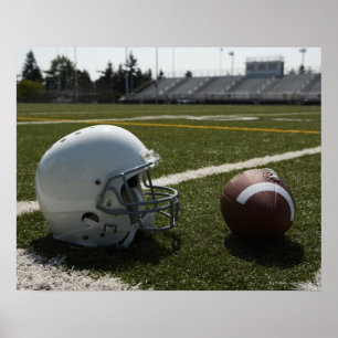 Poster Casque de football et football sur le terrain de f