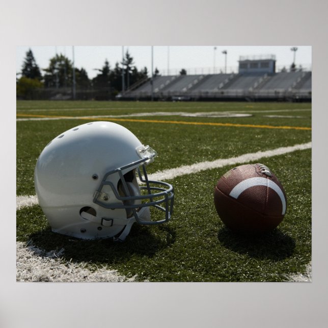 Poster Casque de football et football sur le terrain de f (Devant)