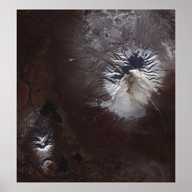 Poster Cendres de cendres sur le volcan Shiveluch en Russ (Devant)