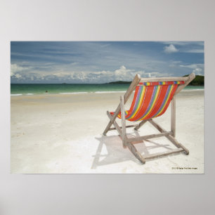 Poster Chaise de plate-forme sur le sable blanc de la