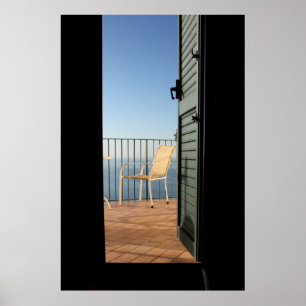Poster Chaise en métal blanc à côté de la clôture le mati